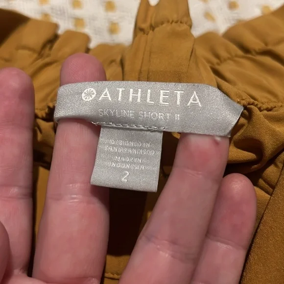 Athleta Tuscan Gold Belted Skyline Shorts - Size 2 - Picture 5 of 8